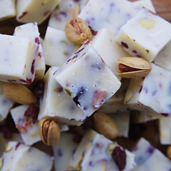 Receita de Fudge de Chocolate Branco com Cranberry e Pistache