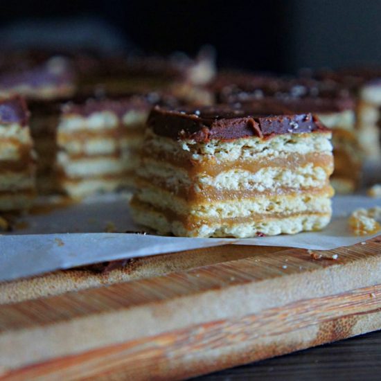 Receita de Quadradinhos de Caramelo com Ganache de Chocolate (Dani Noce)