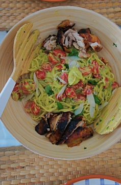 Receita de Espaguete com Pesto de Abacate e Manjericão