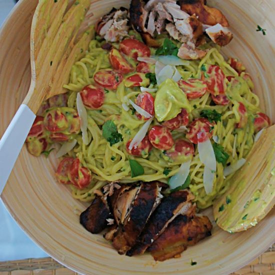 Receita de Espaguete com Pesto de Abacate e Manjericão