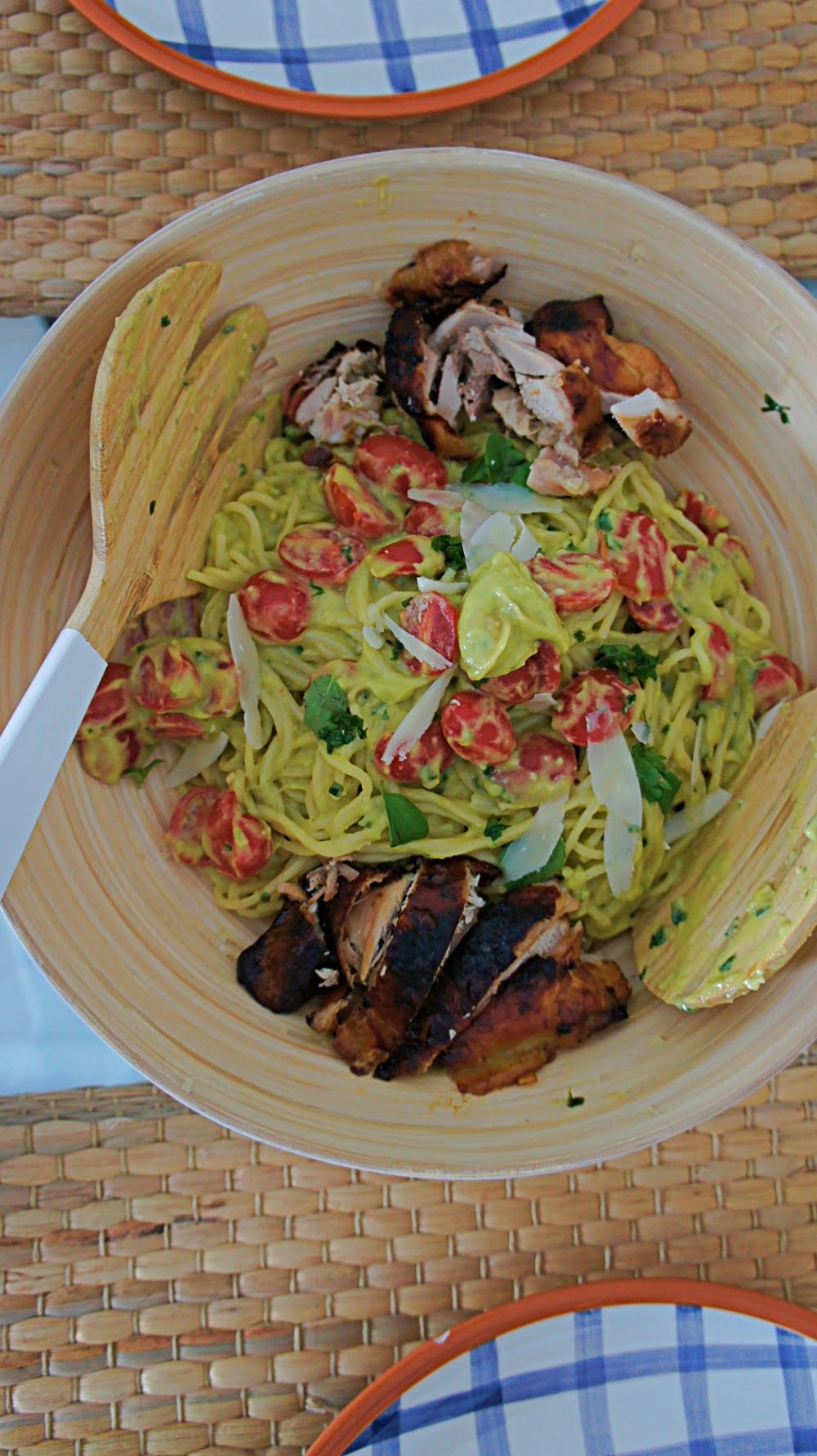 Receita de Espaguete com Pesto de Abacate e Manjericão