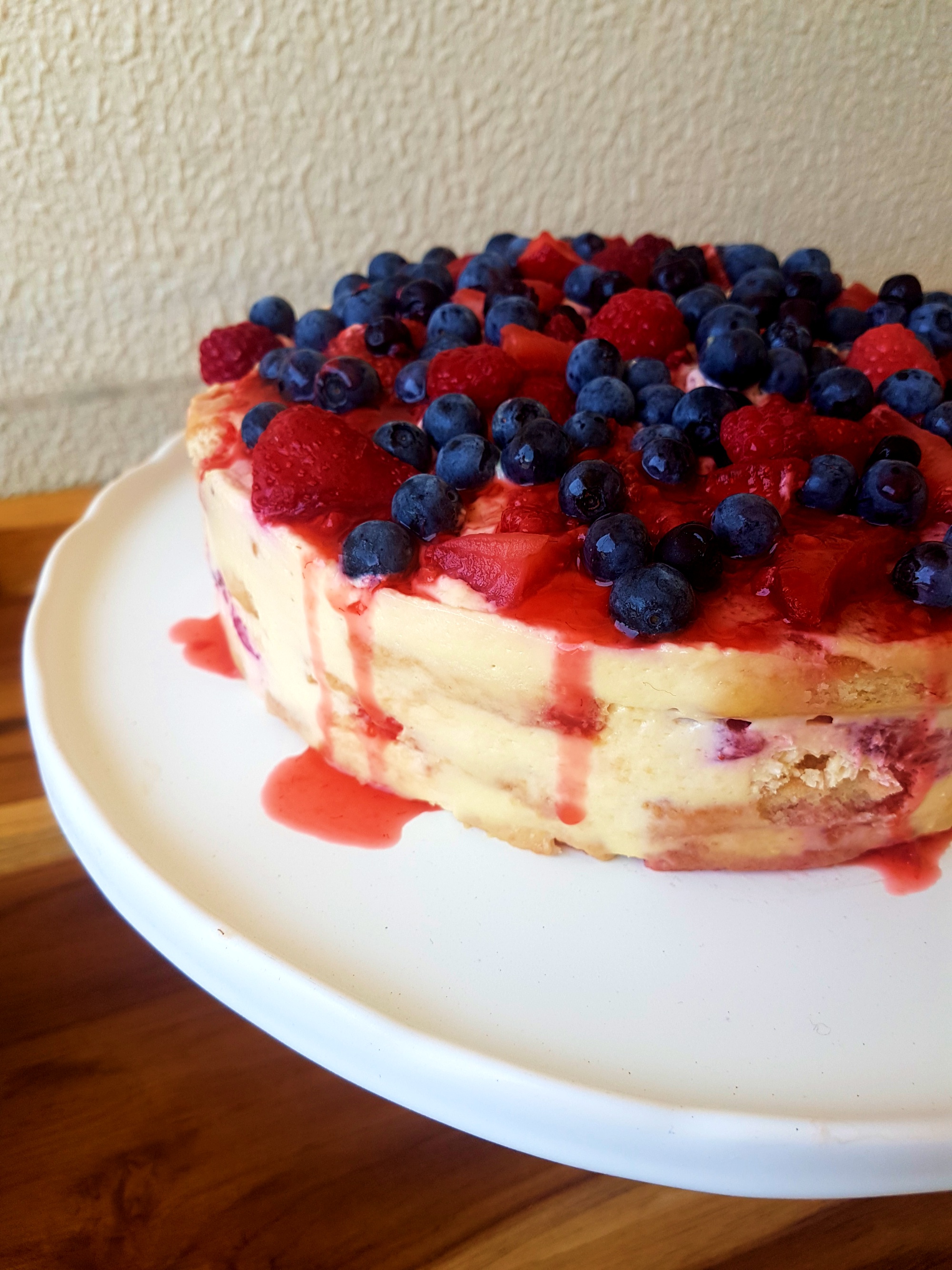 Receita de Torta Gelada de Morango e Mirtilo