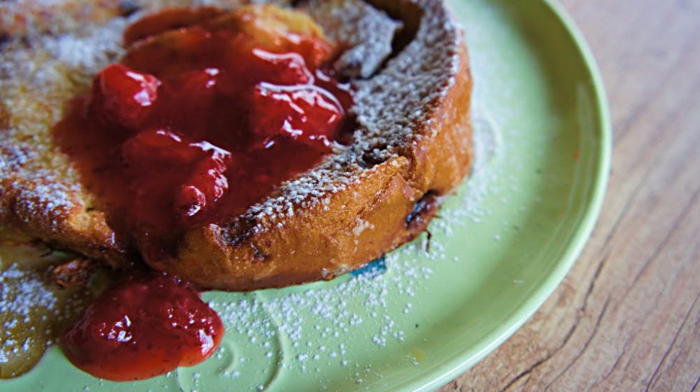 Receita de French Toast de com Compota de Morango Delicitas